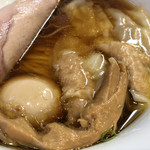 ラーメン屋 トイ・ボックス - チャーシューの下には味玉、ワンタン2ヶ