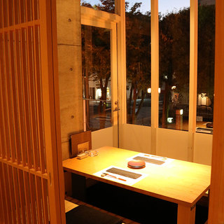 夜景を眺める席でくつろぎのひと時を。掘りごたつ席で宴会も◎