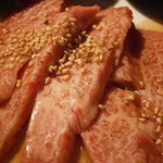 焼肉 煉瓦 - 至高の肉盛４種　幻カルビ　アップ　レモン汁か卓上タレを付けて