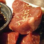 焼肉 煉瓦 - 至高の肉盛４種　中落ちカルビ　付属のタレを付けて