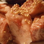 焼肉 煉瓦 - 至高の肉盛４種　塩角ハラミ　レモン汁を付けて