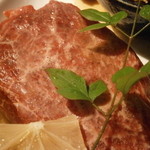 焼肉 煉瓦 - 至高の肉盛４種　山賊ステーキ　付属タレを付けて