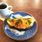 ブリコラージュ ブレッド アンド カンパニー ダイニング・カフェ - 極早生温州ミカンジャムとキャロットラペのブリコラージュブレッドタルティーヌ。トッピングのコリアンダーパウダー多めで♡　コリアンダーパウダーの風味が、ミカンジャムと絶妙にマッチング～リピートです♡