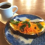 ブリコラージュ ブレッド アンド カンパニー ダイニング・カフェ - 極早生温州ミカンジャムとキャロットラペのブリコラージュブレッドタルティーヌ。トッピングのコリアンダーパウダー多めで♡　コリアンダーパウダーの風味が、ミカンジャムと絶妙にマッチングするんだな～(≧▽≦)