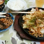 どりーむ - 焼きそば定食700円。惣菜バイキングがけっこうお腹にけさきた(^^;)