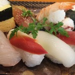 玄海鮨 - 梅にぎり  リバースアングル