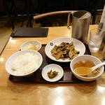 天宝 - 日替わり。豚肉と茄子の黒酢炒め + カニクリームコロッケ、ライス、スープ、850円。