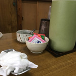 富士岡 - 各テーブルにふりかけと自家製漬物常備