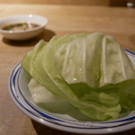 焼肉 きっず - 『お通し』　　　　　　　　　　　　　　　　　　　　　　焼肉屋では珍しいお通しでキャベツです。ただ少し地味だなと思いますが肉を食べているときの箸休めとしてとても合います。