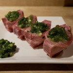 焼肉 きっず - 『厚切りネギ入りタン』　　　　　　　　　　　　　　　　　　厚切りのタンにネギが挟んであり珍しい一品。それ目当てでくるお客さんもいるのだとか。タンも生タンで柔らかく万ネギにおろしにんにくのようなものが入っています。ぜひ頼んでみてください。