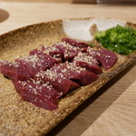 焼肉 きっず - 『新鮮レバー』￥1,000円　　　　　　　　　　　　　　　　個人的には今まで食べて来たレバーでは上位に入るかと。レバー自体もとても新鮮なのですがゴマをすりつぶして上からかけているのでゴマの風味がそのまま感じられます。