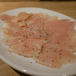 焼肉 きっず - 『上ミノ　塩』￥1,300円　　　　　　　　　　　　　　　　　薄切りのミノ。薄切りなのにミノのコリコリした感じは残っています。塩とブラックペッパーがかかっています。