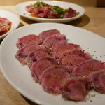 焼肉 きっず - 『牛の小袋』　　　　　　　　　　　　　　　　　　　　　　　　豚の小袋はよくいただくので良く食べますが牛は初めて見ました。カットの仕方も初めて見てワクワクしながらいただきました。食感はコリコリしていますし豚の小袋と似ている味がします。もう少し臭みが消せればみんな喜ぶと思いました。