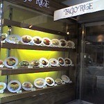 タゴライス 広島店 - 入り口はオムライスがずらり