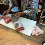 冷蔵庫に吊るし熟成させている最良のたんをカットします