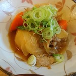 花みずき - 肉じゃが煮。やや甘くした感じの優しい味付け。じゃがいもの食感は残しつつもよく煮込まれて味がしみてました