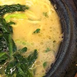 横浜家系らーめん 麺家さやか - スープはあっさりめ。