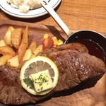 肉が旨いカフェ NICK STOCK - サーロインステーキランチ。サラダ、ライス付き。