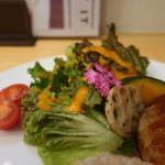 Cafe slow season - レタス、ミニトマト、レンコン、カボチャのサラダ