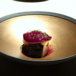 TTOAHISU - やいと鰹・・上にはビーツ