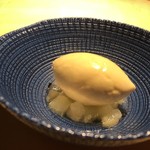 TTOAHISU - 洋梨のコンポートと烏龍茶アイス・・洋梨の甘みとサッパリした烏龍茶アイスが合います。