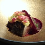 TTOAHISU - ＊やいと鰹は皮目を香ばしくやかれ、とても美味しい。 焼きナスや玉ねぎのマリネ、カラマンシービネガーなどの味わいが重なり美味。