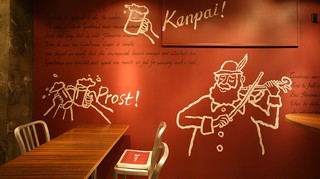 BEER CAFE GAMBRINUS - 壁にはビールの神様「ガンブリヌス」の物語が。