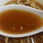 中華料理 唐韻 - <麺飯>牛筋麺のスープのアップです。