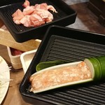 Shabuyou - 頼まなくても強制的に配膳されます鶏肉とつくねです！
                        出汁が出ますのでいただきます❗(゜〇゜;)