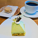 GRAN DA ZUR - ケーキセット ７００円
                        マカロン (ポルチーニ茸) １５０円