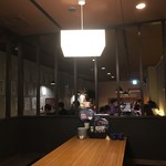 居酒家喜蔵 奈良店 - 奥が入り口とテーブル席。写真手前が店の奥で掘りごたつが2テーブル