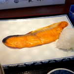 Zenigata - 味は濃いめで、ごはんによく合う。荒削りの大根おろしも嬉しい