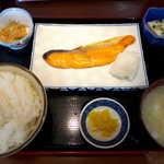 Zenigata - 鮭の味噌漬（￥900）。鮭の身に、甘辛い味噌の風味がよく染み込んでいる