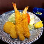 Zenigata - 海老・帆立とも小振りだが、カラリと揚げたてで美味しい。練り辛子がガツンと効く