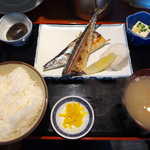 Zenigata - 新さんま焼き定食（￥1000）。味噌汁にアサリが入っているのは、ちょっとした幸せ