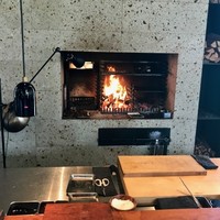 マルタ - 店内中央の目立つ位置に薪火カウンターが！