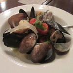 Osteria 242 - 「ムール貝とアサリのワイン蒸し」