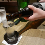 南洲 - 2018/8/28  注いで貰ってます。