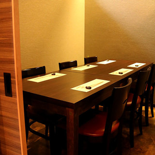 テーブル席の少人数様用の個室も御座います。3名様からOK！