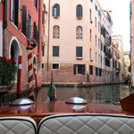 Art Cafe & Food - 左：ホテルのロビー