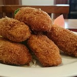 食事処 しみず - 全長７～８cmのカキフライが５つパン粉は細かく、サクサクの仕上がり