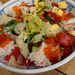 磯丸水産 - 同僚女性のバラチラシ丼