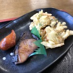 おかずや - ぶり照焼き、かき揚げ、ウインナー 近景
