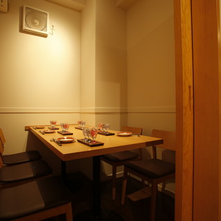 個室《3名~4名様》
                                  入口部は扉が付いており天井部は開放、隣室と繋がっております