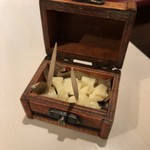 イタリア食堂 がぶ飲みワイン ドバール - 突き出しのチーズ