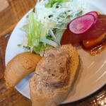 Lanai - 前菜三種盛り。カレー味パイ包み・柿の上にマグロ漬け乗せ・豚パテのカナッペ