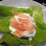 梁山泊 - ホタテと生ハムとアボガドのドレッシング和え