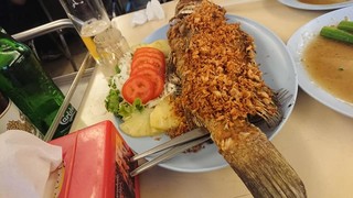 Sornthong Restaurant  - 魚なフライなガーリックかけ