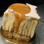 スイーツガーデン ユウジアジキ - ハニーハント断面。肉眼でわかるバニラビーンズのブリュレが中心に！