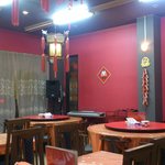 中華料理 唐韻 - <店内>いかにも中華料理店、って感じです（夜です）。